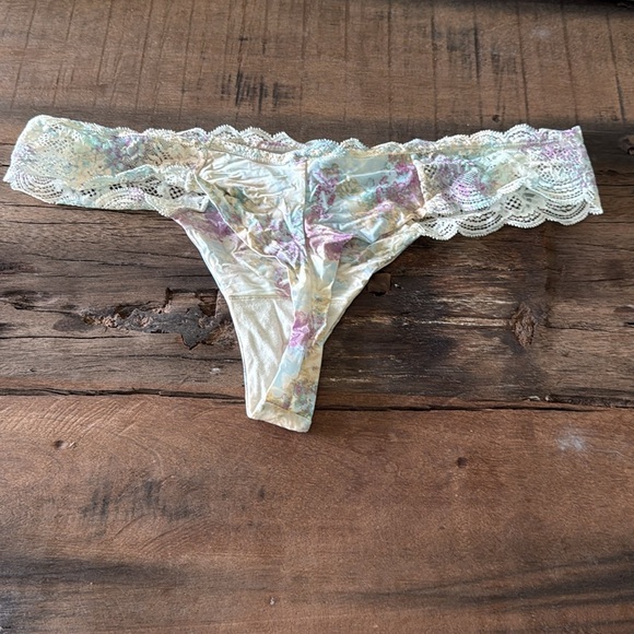 NWT Victoria’s Secret Thongs both size XL - Picture 3 of 6